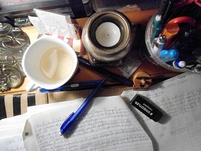 Selon vous, quel est l'objet le moins pertinent qui se trouve sur ce coin de mon bureau?