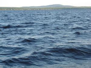 Qui a laissé le robinet ouvert? Il y a de l'eau partout!