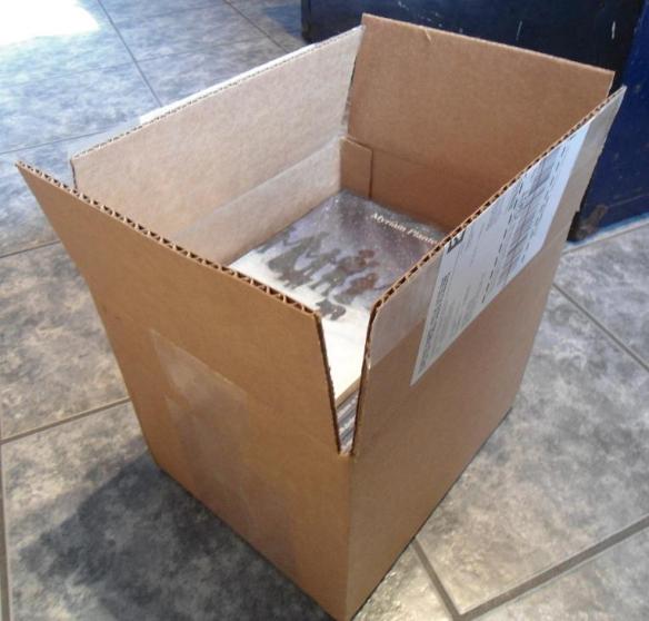 J'ai reçu cette boîte aujourd'hui... À l'intérieur, il y a 30 copies de mon livre qui espèrent trouver des propriétaires bientôt.