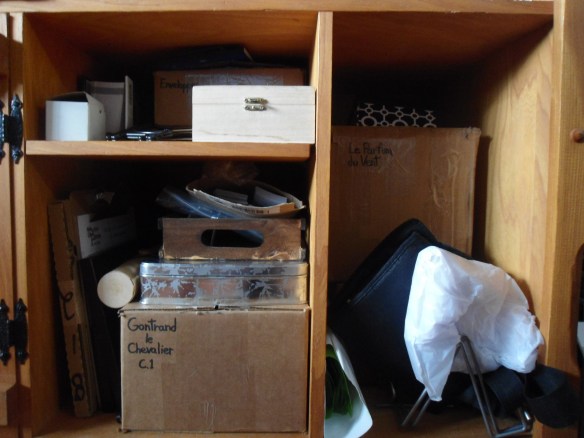 Ça a l'air d'un bordel comme un autre, mais il s'agit de l'espace de rangement réservé pour mes livres et mon maériel promotionnel.