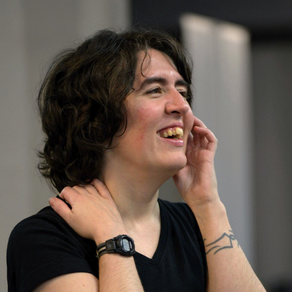 Photo de Myriam Plante qui sourit en semblant regarder quelque chose qu'elle trouve amusant.