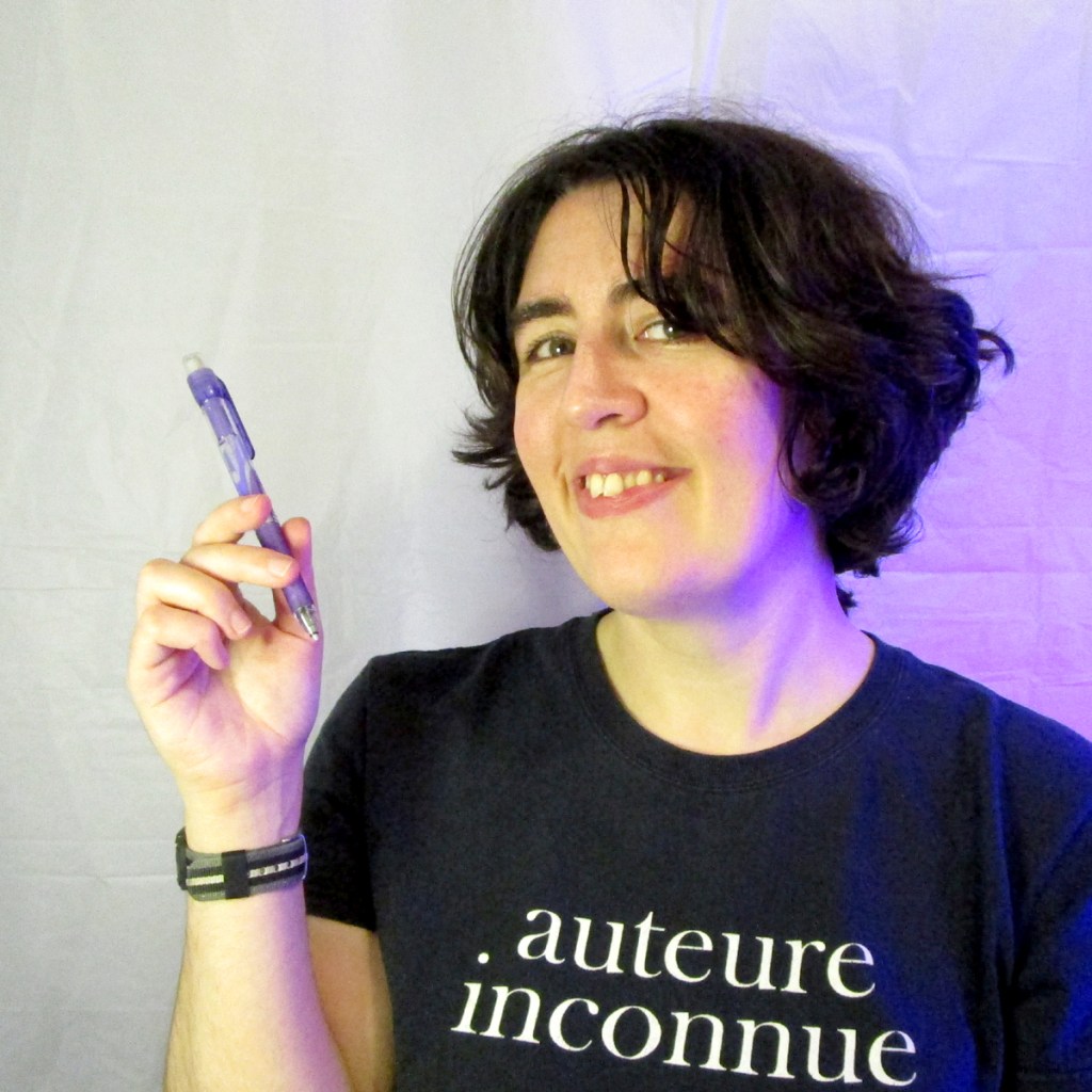 L'auteure Myriam Plante tient un porte-mines mauve.